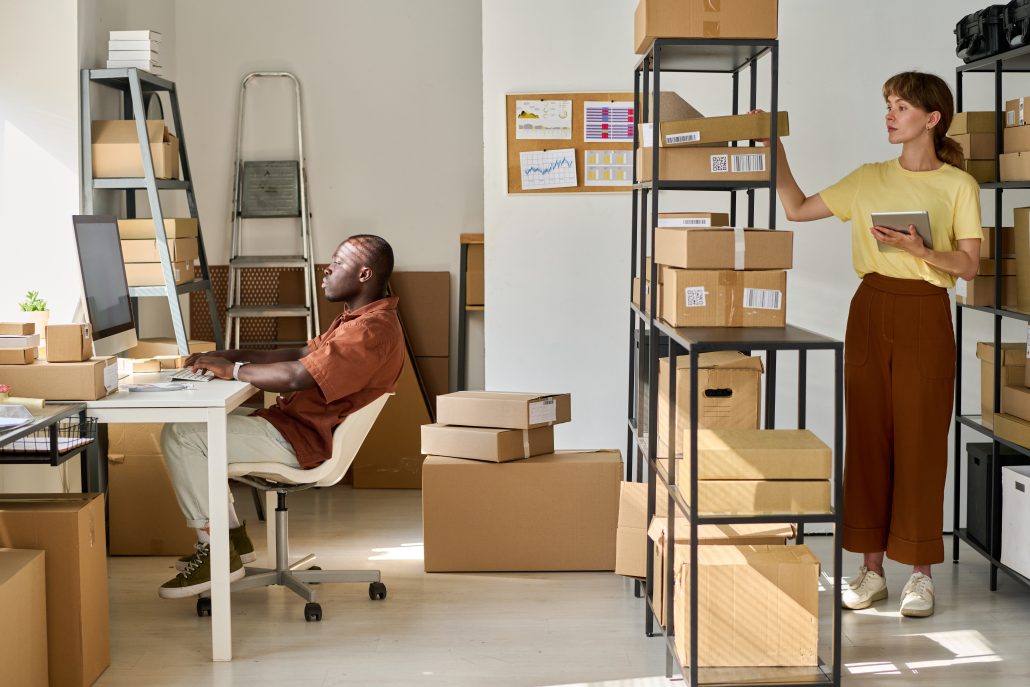 Bild på två personer i behov av kontorsförvaring från Tylösand Trading begagnade kontorsmöbler i Halmstad